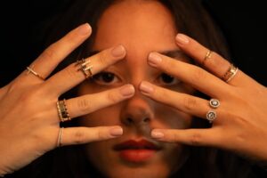 comment-choisir-sa-taille-de-bague-aupiho-joaillerie