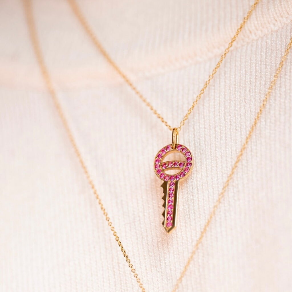 collier-or-jaune-saphirs-roses-clé-sésame-aupiho-joaillerie