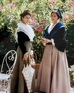 Joaillerie arlésienne : quatre siècles d'héritage pauline-canali-et-sa-mere-en-costumes-darlesiennes