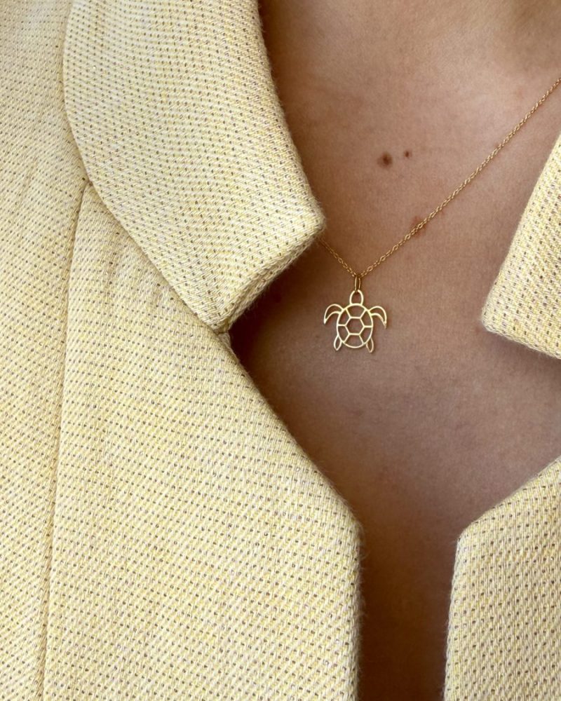 collier-pendentif-tortue-or-jaune-18-carats-aupiho-joaillerie